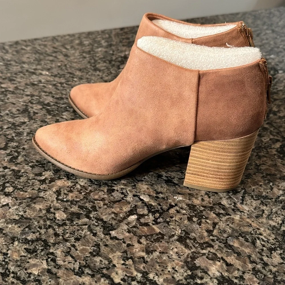 Report Tempe tan ankle boot NIB 9
